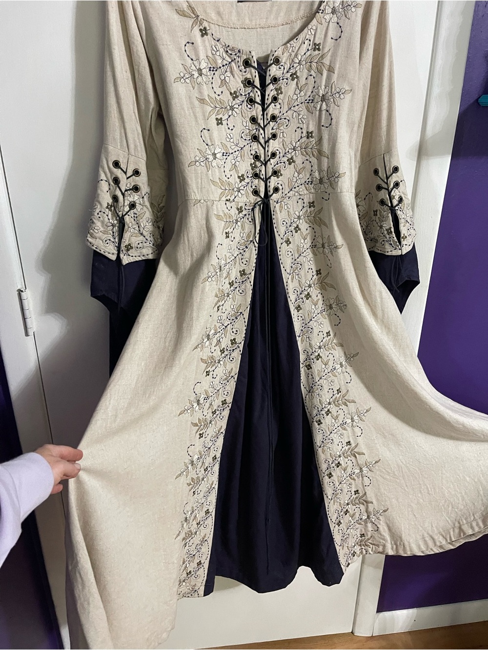 Medieval Style Dress - Picture 2 of 10